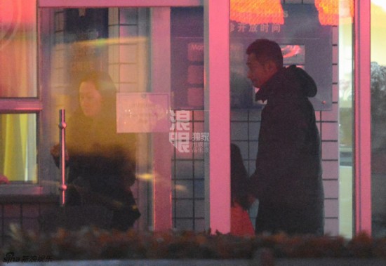  赵文卓 带女儿阳阳看牙 妻子 张丹露同往(图)