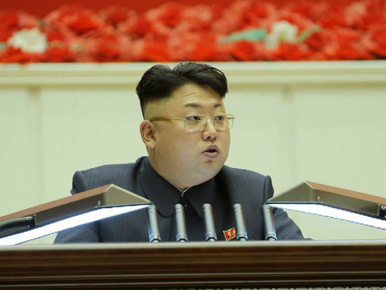 金正恩戴眼镜开会照曝光 获得雷鸣般的掌声