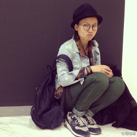 周笔畅晒素颜撅嘴照+被指与化妆后判若两人