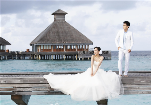 度假婚纱照片_海边度假图片(2)