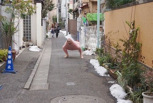奇葩!日本<em>男子</em>将自己装在<em>毛衣</em>里体验终极保暖