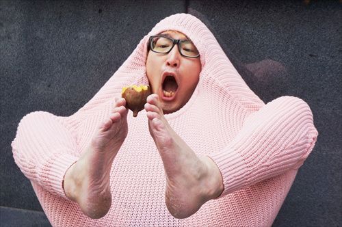 奇葩!日<em>男子</em>将自己装在<em>毛衣</em>里体验终极保暖【