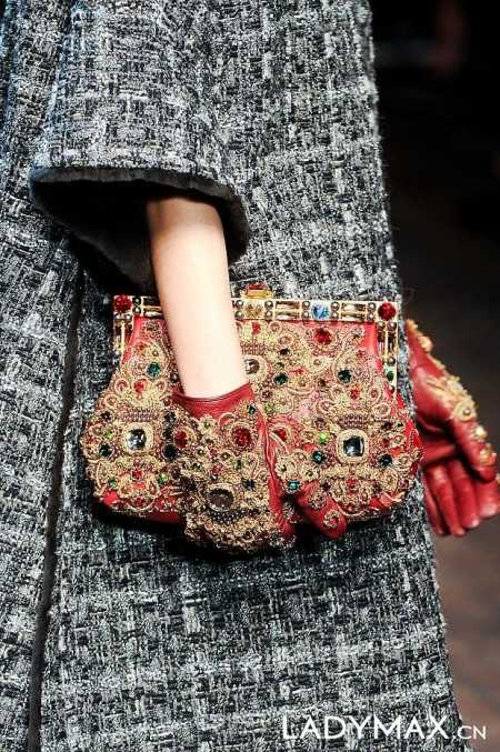 �����˵�����ʱװ�ܵ�Ʒ 