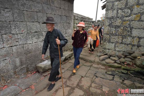 海南澄迈王氏子孙千人聚宗祠祭祖过公期