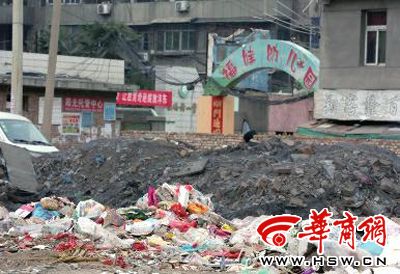 三桥街小学被建筑垃圾包围 学生上学要翻越垃