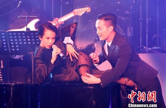 莫文蔚南京开演唱深V黑丝大秀性感玩表情身材包v性感卧图片