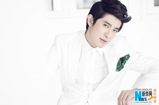 图:季肖冰写真大片曝光 清澈眼神显神幻美男气