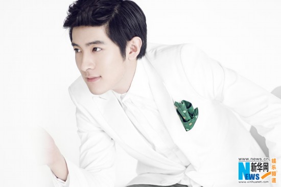 图:季肖冰写真大片曝光 清澈眼神显神幻美男气