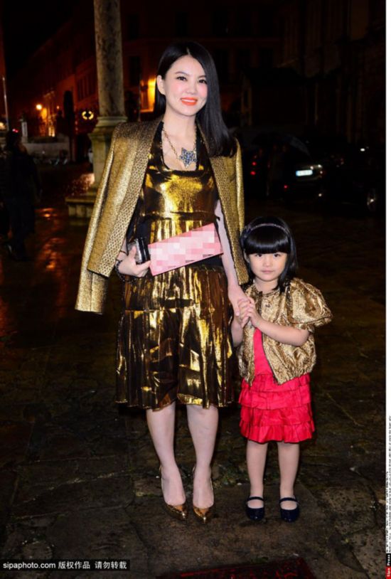 华语女星扎堆亮相巴黎时装周 王菲简约范儿完