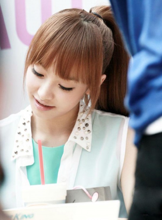 宋茜长卷发朴信惠中分蛋卷头 韩式发型化身理