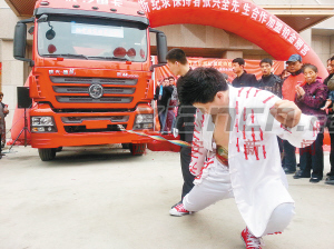 北国神奇大力士 表演绝活 肚皮吸碗拉动10吨卡