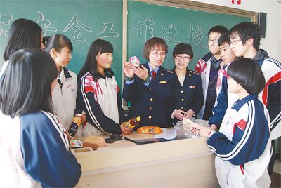 公务员执法人员正在为学生上食品安全课