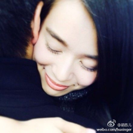 <em>胡杏儿</em>发与男性拥抱<em>照片</em> 我找到了疑为新恋情