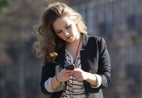 别当低头族 走路玩手机伤身又伤眼