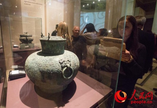 图为一为俄罗斯观众在欣赏青铜器展品。（人民网记者 屈海齐摄）
