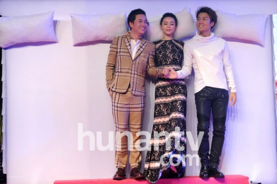 张静初否认结婚依旧单身 携潘粤明吴克羣拍床照