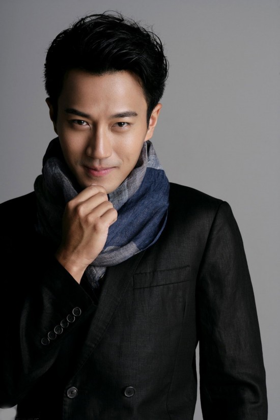 黄晓明baby屡陷整容风波 明星情侣靠变脸吸金