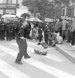 四川阆中警察当街捕杀流浪狗 被指残忍(图)