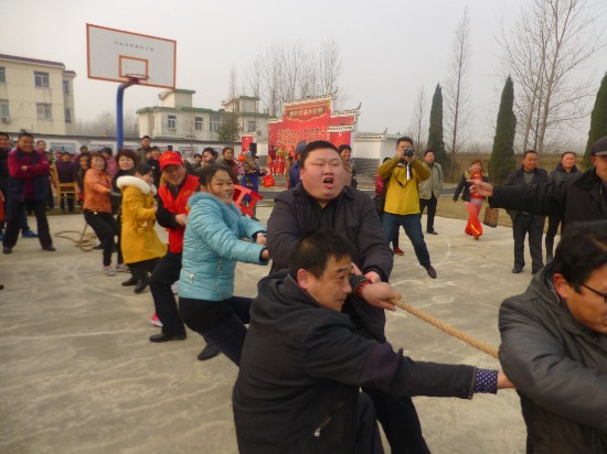 大圩镇圩西村农民拔河比赛迎新春