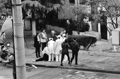 看到人晕倒女子冲下楼路人救过我爸,我也要救