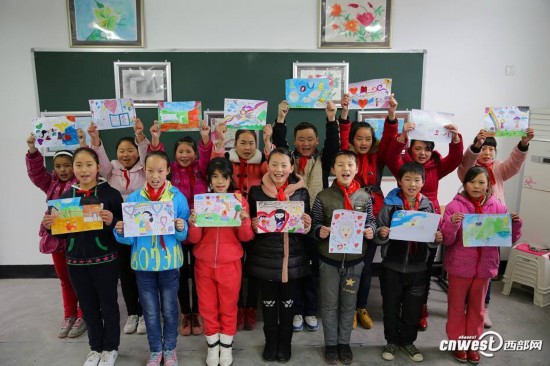 留守儿童画心中最美妈妈