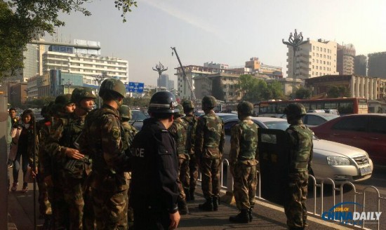 昆明暴恐案遇难者头七 美国驻成都总领事敬献