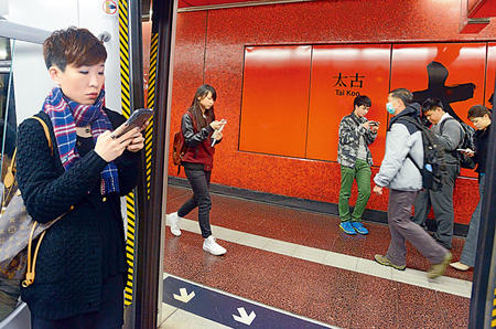 香港地铁快闪贼抢手机专偷低头族 趁关门出手