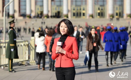 图为来自各地电视台的美女记者正在做现场报道.