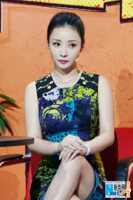 柳岩斜屋失重表演笑点多 运动丽人摔跤也女神