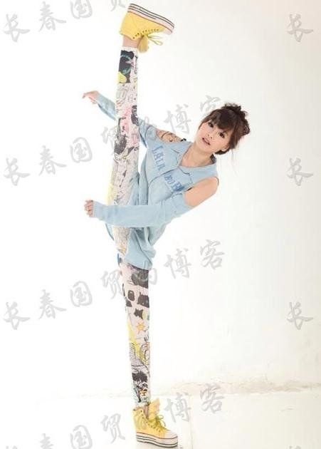 菲蔡依林钟丽缇黎姿 看女星秀一字马柔软度PK