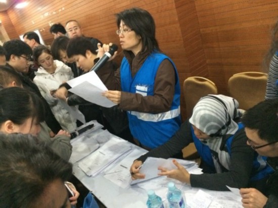 批乘客家属赴吉隆坡 出入境大厅连夜办护照(图