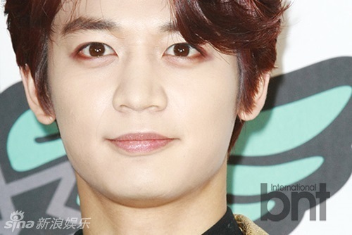 SHINee出席演唱会记者会 舞台妆妖艳帅气