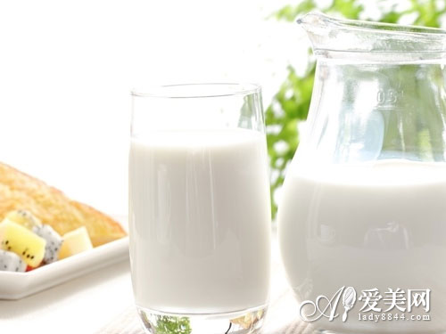 错误一:越浓越有营养 细数喝牛奶10大致命误区