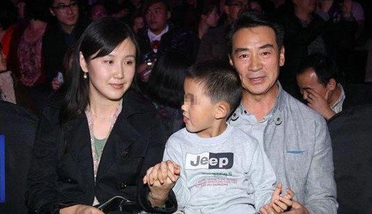 刘强东奶茶妹妹差19岁 揭明星惊人老少恋(组图