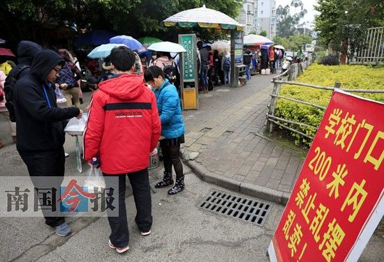 摊贩 围城 柳州高中要关北门 师生须绕远路(图