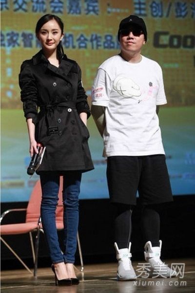 杨幂示范春季搭配 风衣配裙配裤都OK