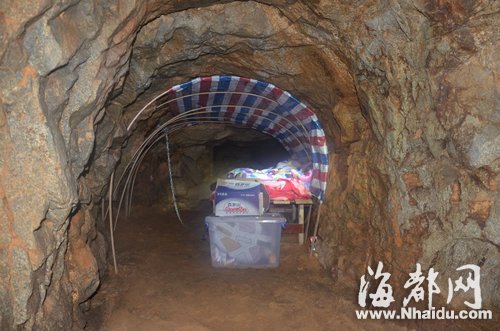 拘禁人质的岩洞