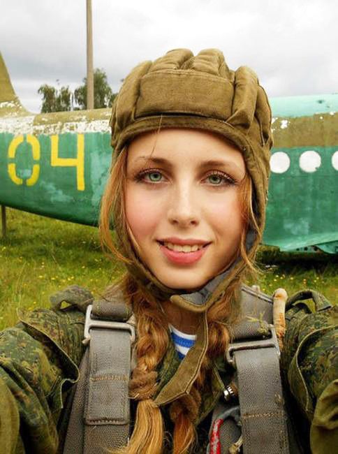 俄罗斯24岁美女空降兵网络爆红