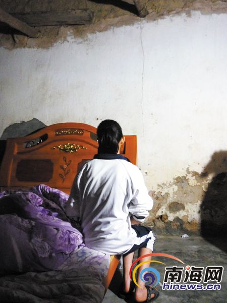 屯昌女生被11同学扒衣拍照 称半年内被打8次