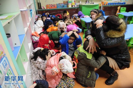 济南幼儿园举行防暴恐演练