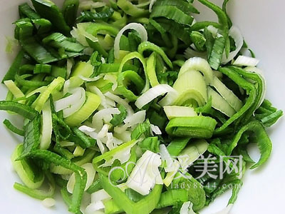 葱叶比葱白更营养 春季如何正确吃葱