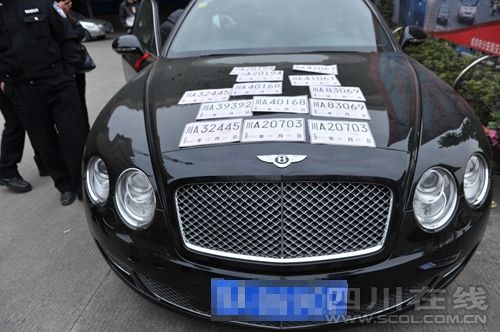 成都男子开价值300万宾利豪车 驾驶证机动车号牌都是假的 高清图片