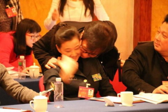 成龙又淘气了 :两会期间脸贴脸偷吻宋祖英