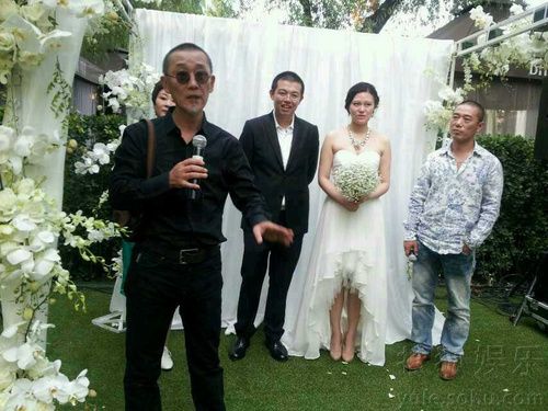 王朔女儿晒婚礼照 冯小刚任司仪调侃引笑场\/图