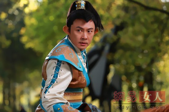 盘点张卫健宣萱佘诗曼奇葩造型 一秒男神变傻