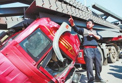 29吨重钢构砸车 的姐徒手掰掉车窗拉出司机(图