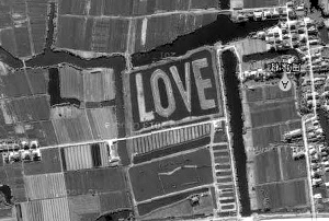 从谷歌卫星地图上可以看到“LOVE”字符