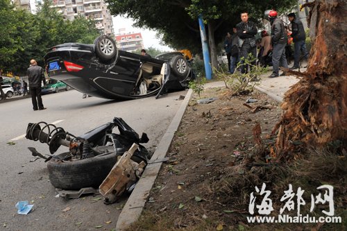 福州为躲电动车 小车冲上人行道撞树翻个底朝