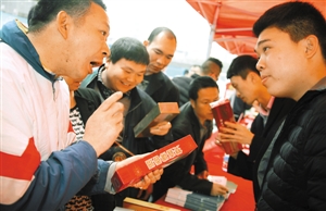 深圳市多途径宣传新消法 现场受理消费投诉