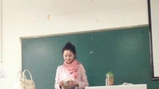 四川一大学女老师酷似刘诗诗pk小清新明星脸